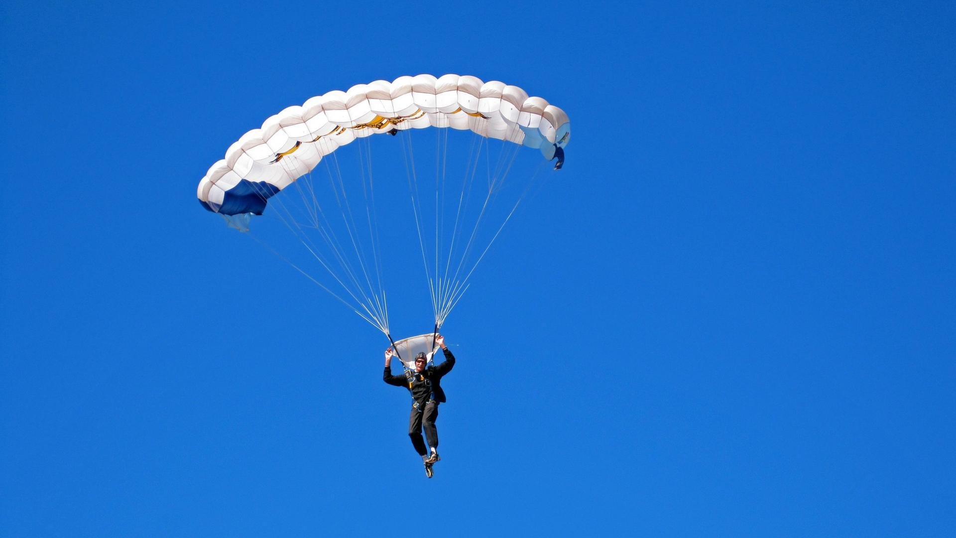 “夜幕追逐：黑夜中的极速火花”，夜幕追击破点视频