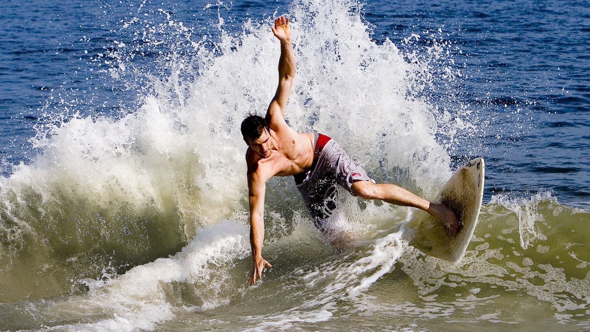 “英超次轮大战：谁能背水一战夺冠？”，2021英超首轮